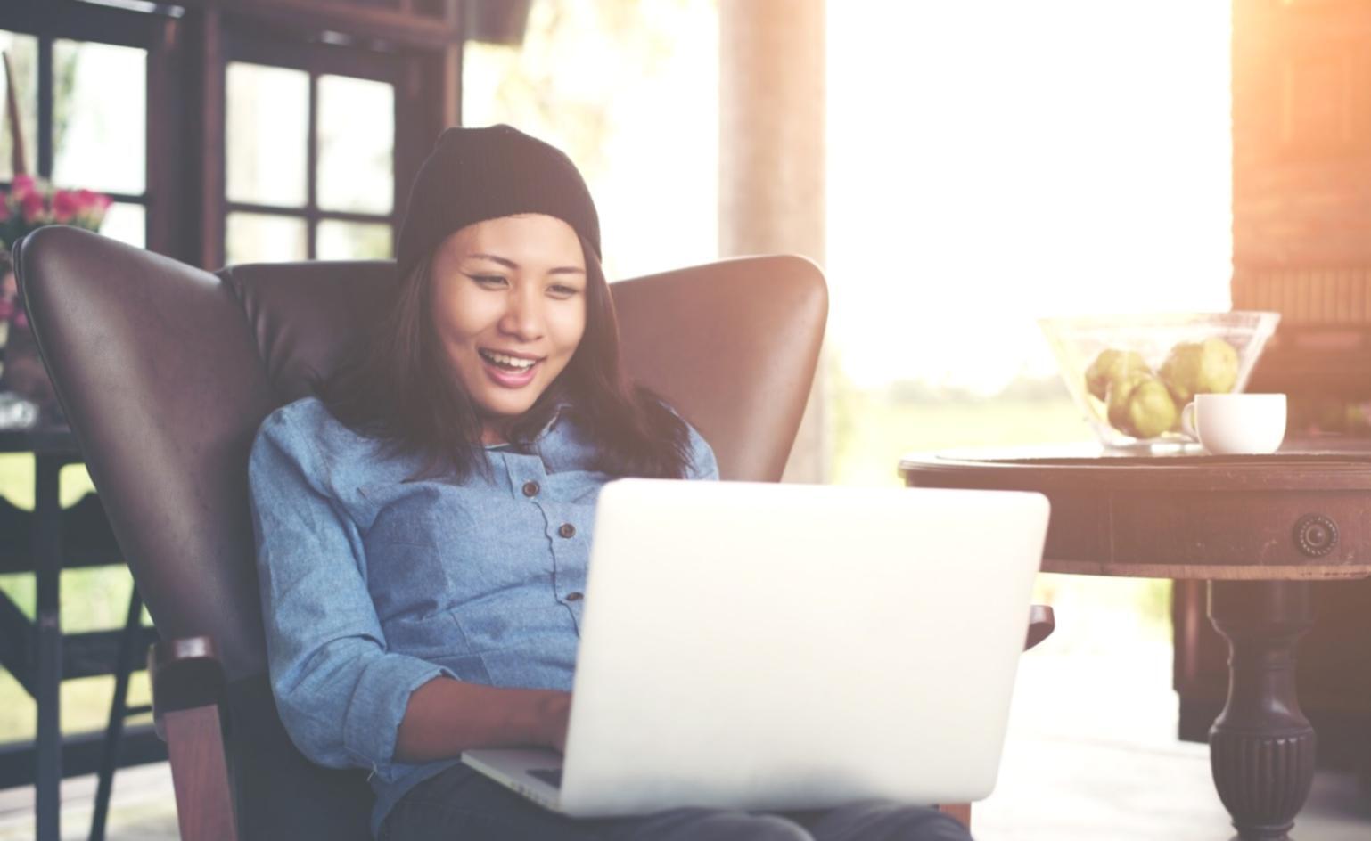 Ambiente di lavoro moderno con workstation per sviluppo database