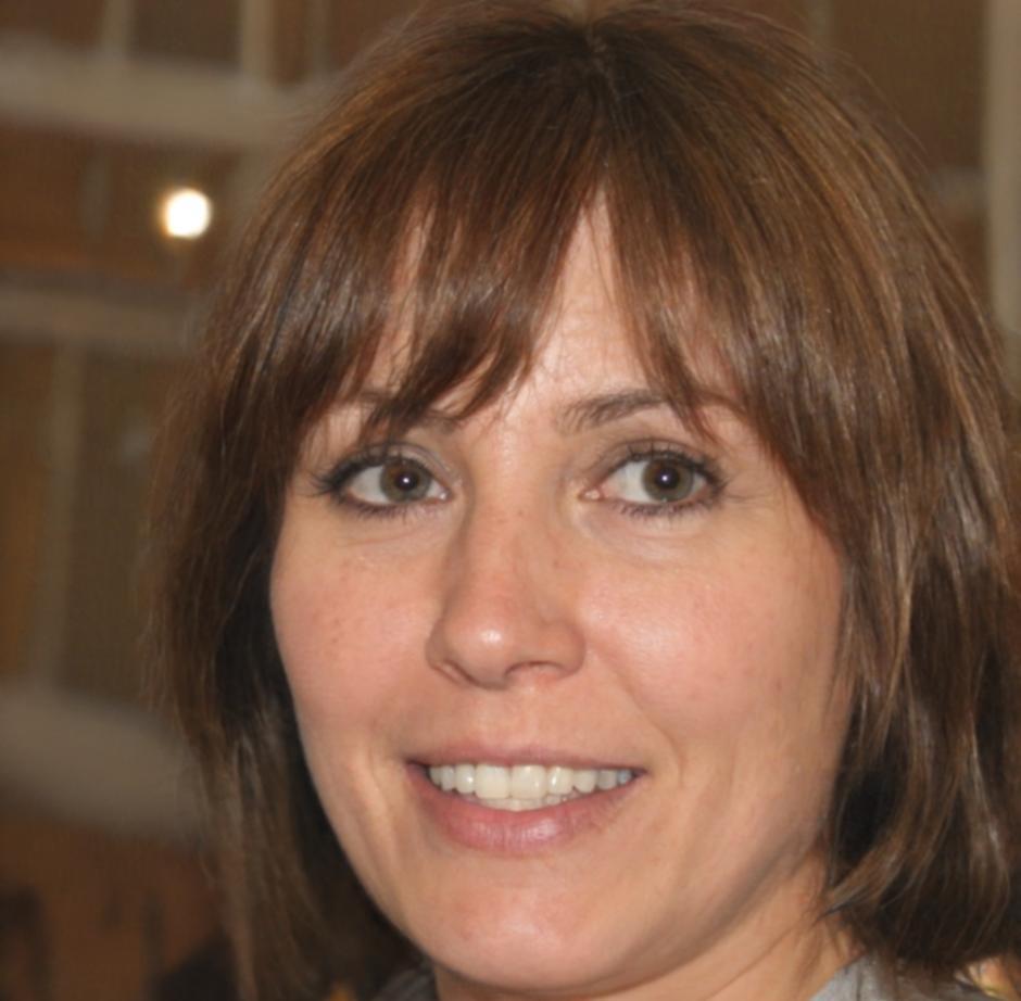Ritratto professionale della specialista PostgreSQL Elena Conti